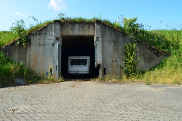 Überreste des ehemaligen Munitionsdepots am Solarpark Uttenreuth